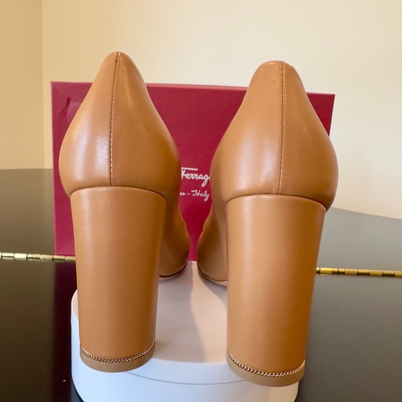 Salvatore Ferragamo NWT Luxury Chic Minimalist RARE Authentic Fiamma Tan Pumps - Picture 9 of 17